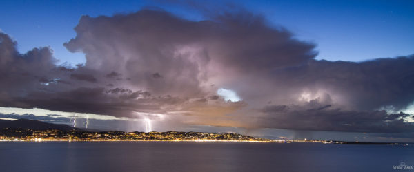 Baie de Cannes et les plages de la Croisette foudroyées au lever du soleil